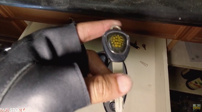 Rak dan laci masih terisi barang-barang peninggalan sang pemilik. Salah satunya, kunci mobil bertulisan presiden. Netizen di kolom komentar mengatakan ini adalah kunci mobil Nissan President. (Foto: YouTube/Papi Story)