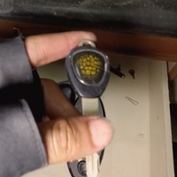 Rak dan laci masih terisi barang-barang peninggalan sang pemilik. Salah satunya, kunci mobil bertulisan presiden. Netizen di kolom komentar mengatakan ini adalah kunci mobil Nissan President. (Foto: YouTube/Papi Story)