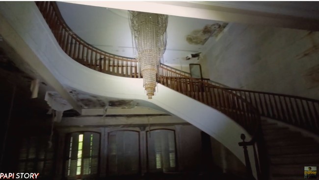 Perekam akhirnya bisa masuk dan takjub begitu melihat isi bangunan utama. Sebuah lampu kristal besar tampak menjuntai di tengah tangga yang megah. (Foto: YouTube/Papi Story)