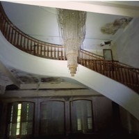 Perekam akhirnya bisa masuk dan takjub begitu melihat isi bangunan utama. Sebuah lampu kristal besar tampak menjuntai di tengah tangga yang megah. (Foto: YouTube/Papi Story)