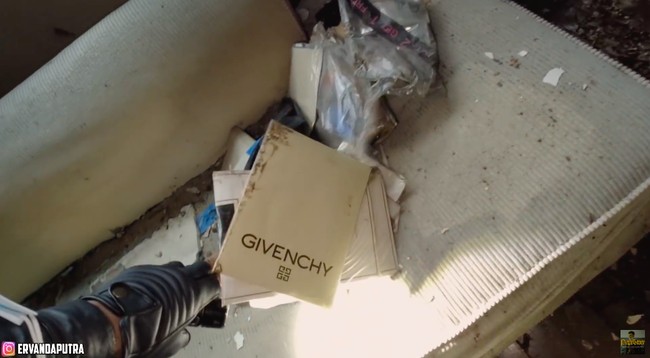 Ditemukan pula, produk keluaran rumah mode Givenchy yang masih terbungkus. Perekam menduga bungkusan tersebut berisi korset. (Foto: YouTube/Papi Story)