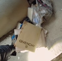 Ditemukan pula, produk keluaran rumah mode Givenchy yang masih terbungkus. Perekam menduga bungkusan tersebut berisi korset. (Foto: YouTube/Papi Story)