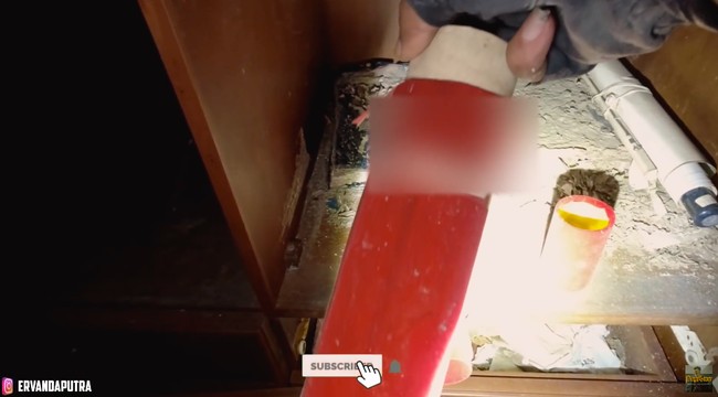 Ada juga tempat piagam yang dihiasi tulisan nama Sjamsul Nursalim sebagaimana disebut oleh perekam. Dia konglomerat yang pernah ditetapkan sebagai tersangka dalam kasus korupsi Bantuan Likuiditas Bank Indonesia (BLBI). Sosoknya masih buron dan diduga bersembunyi di Singapura. Menurut Forbes, kekayaan Sjamsul Nursalim pada tahun lalu mencapai 755 juta dollar AS atau sekitar Rp 11,25 triliun (kurs Rp 14.523). (Foto: YouTube/Papi Story)