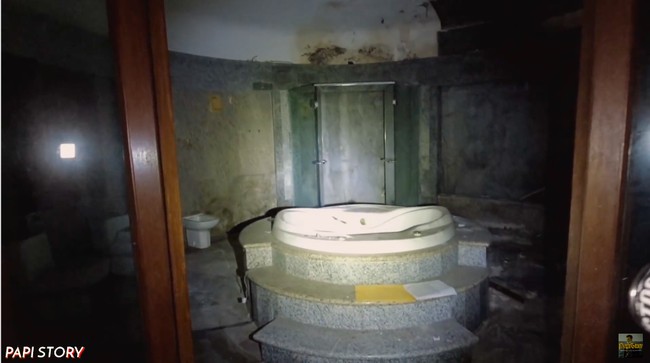 Inilah penampakan kamar mandi utama yang sangat luas bak hotel berbintang. Di bagian tengah ruangan yang melingkar ini, terdapat sebuah bathtub bergaya jacuzzi. (Foto: YouTube/Papi Story)