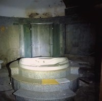 Inilah penampakan kamar mandi utama yang sangat luas bak hotel berbintang. Di bagian tengah ruangan yang melingkar ini, terdapat sebuah bathtub bergaya jacuzzi. (Foto: YouTube/Papi Story)