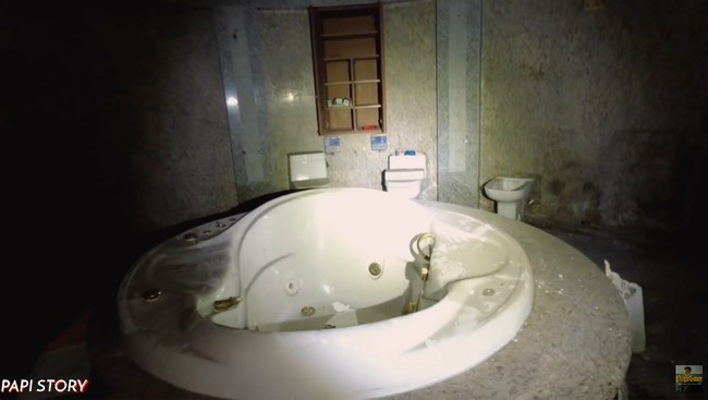 Saking besarnya, kamar mandi ini memiliki tiga buah kloset. (Foto: YouTube/Papi Story)