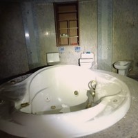 Saking besarnya, kamar mandi ini memiliki tiga buah kloset. (Foto: YouTube/Papi Story)