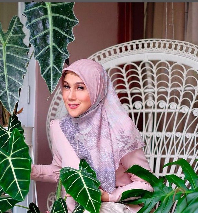 Teras bagian luar kerap menjadi tempat Marini membuat konten untuk keperluan usahanya. Absen dari dunia hiburan, Marini saat ini fokus merintis bisnis fashion dan kuliner. (Foto: Instagram/@marinizumarnisreal)