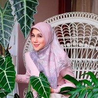 Teras bagian luar kerap menjadi tempat Marini membuat konten untuk keperluan usahanya. Absen dari dunia hiburan, Marini saat ini fokus merintis bisnis fashion dan kuliner. (Foto: Instagram/@marinizumarnisreal)