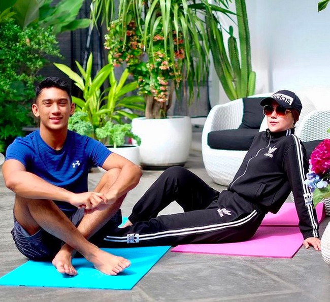Di halaman belakang, Marini memanfaatkannya sebagai tempat berolahraga bersama sang buah hati. Tak heran, perawakan perempuan 46 tahun ini awet muda. (Foto: Instagram/@marinizumarnisreal)