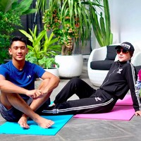 Di halaman belakang, Marini memanfaatkannya sebagai tempat berolahraga bersama sang buah hati. Tak heran, perawakan perempuan 46 tahun ini awet muda. (Foto: Instagram/@marinizumarnisreal)