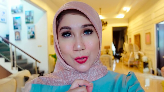 Rumah aktris senior Marini Zumarnis dan keluarganya hadir dengan perpaduan gaya klasik dan modern. Kombinasi tersebut menciptakan atmosfer yang mewah. (Foto: YouTube/Marini Zumarnis)