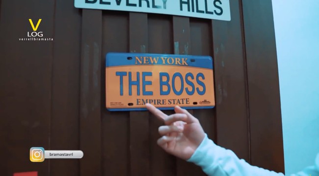 Sebuah papan kecil menghiasi pintu kamar Daffa. The Boss, demikian bunyi tulisan di papan tersebut. Ini karena gue anak satu-satunya, kata Daffa berseloroh. (Foto: YouTube/VRL Bramasta)