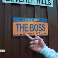 Sebuah papan kecil menghiasi pintu kamar Daffa. The Boss, demikian bunyi tulisan di papan tersebut. Ini karena gue anak satu-satunya, kata Daffa berseloroh. (Foto: YouTube/VRL Bramasta)