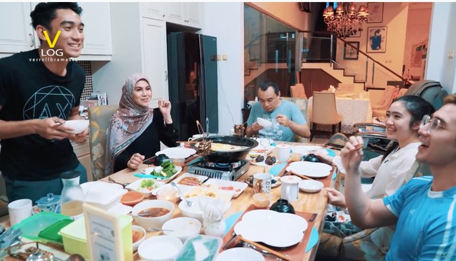 Rumah ini, katanya, kisaran harganya Rp 100 miliar. Dari interior, lokasinya. Ini luas banget rumahnya. Interiornya banyak furnitur-furnitur mahal, kata Verrell.(Foto: YouTube/VRL Bramasta)