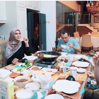 Rumah ini, katanya, kisaran harganya Rp 100 miliar. Dari interior, lokasinya. Ini luas banget rumahnya. Interiornya banyak furnitur-furnitur mahal, kata Verrell.(Foto: YouTube/VRL Bramasta)