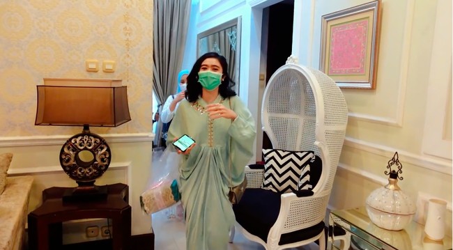 Penampakan ruang tamu dan keluarga Marini Zumarnis. Area tersebut didominasi warna putih dan lembut yang menciptakan kesan hangat (Foto: YouTube/Marini Zumarnis)