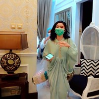 Penampakan ruang tamu dan keluarga Marini Zumarnis. Area tersebut didominasi warna putih dan lembut yang menciptakan kesan hangat (Foto: YouTube/Marini Zumarnis)