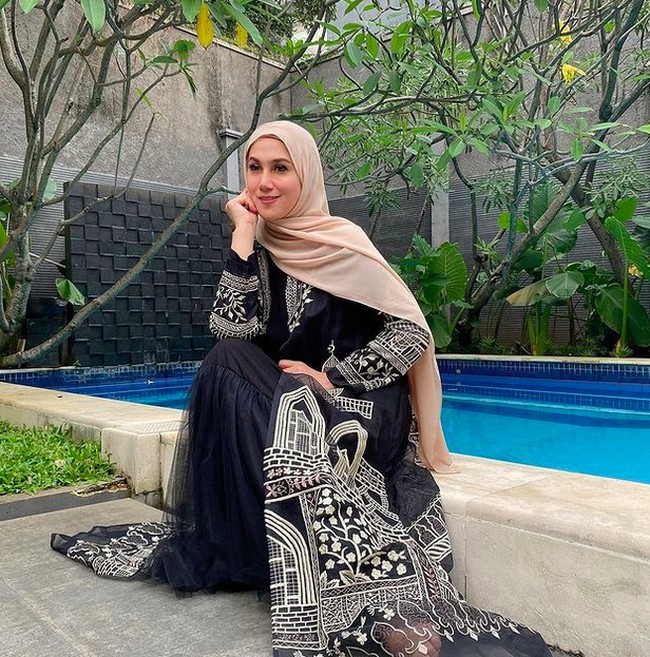 Di halaman belakang, juga terdapat kolam renang. Tentu saja cocok untuk berfoto. (Foto: Instagram/@marinizumarnisreal)
