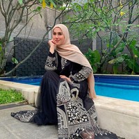 Di halaman belakang, juga terdapat kolam renang. Tentu saja cocok untuk berfoto. (Foto: Instagram/@marinizumarnisreal)