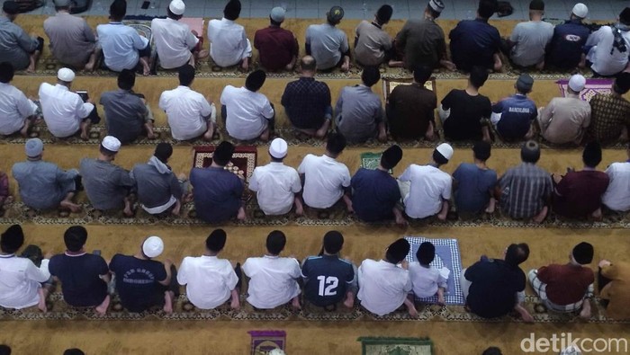 Salat tarawih dengan merapatkan saf di Masjid Agung Cianjur, Sabtu (2/4/2022)