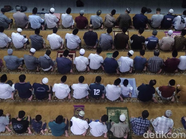 Salat tarawih dengan merapatkan saf di Masjid Agung Cianjur, Sabtu (2/4/2022)