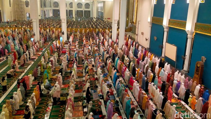 salat tarawih di masjid al-akbar