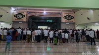 Jemaah laki-laki memasuki masjid melalui pintu sebelah kiri, sedangkan jemaah perempuan melalui pintu sebelah kanan.