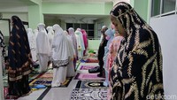 Di dalam masjid, ruang ibadah sudah diberi pembatas antara laki-laki dan perempuan.