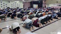 Di masjid ini, jemaah melaksanakan salat tarawih 23 rakaat.