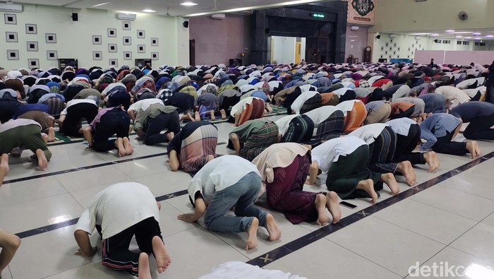Masjid Agung Al-Araaf di Rangkasbitung, Lebak, gelar salat tarawih pertama. Salat berjamaah dilakukan dengan protokol kesehatan.