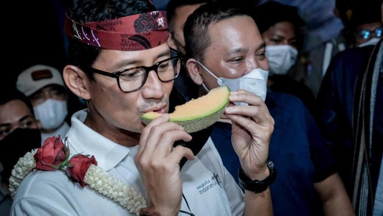 Sandiaga di Sampang, Jawa Timur Menparekraf Sandiaga Uno saat berkunjung ke Agrowisata Milon Napote di Kampung Napote, Dusun Marengit, Desa Bira Tengah, Kecamatan Sokobanah, Kabupaten Sampang, Jawa Timur, mengatakan kunjungan wisatawan ke desa wisata di masa pandemi meningkat hingga 30 persen.