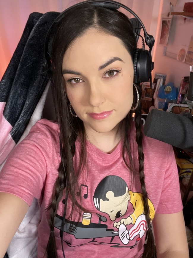 Sasha bisa dibilang masih aktif di dunia hiburan. Kini ia beralih ke dunia game dengan menjadi streamer di situs Twitch. Wanita yang seorang cinephile tersebut juga memandu sebuah acara bertajuk Grey Area. Di sana, Sasha Grey berbincang soal hubungan, cinta modern, media sosial, dll. Foto: Twitter Sasha Grey