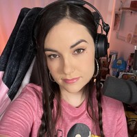 Sasha bisa dibilang masih aktif di dunia hiburan. Kini ia beralih ke dunia game dengan menjadi streamer di situs Twitch. Wanita yang seorang cinephile tersebut juga memandu sebuah acara bertajuk Grey Area. Di sana, Sasha Grey berbincang soal hubungan, cinta modern, media sosial, dll. Foto: Twitter Sasha Grey