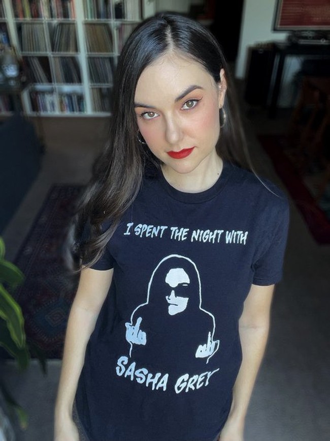 Sasha membintangi film dewasa sejak berusia 18 tahun. Tapi pada 2011, ia memutuskan untuk pensiun dari industri tersebut setelah tak lagi tampil sejak 2009.Foto: Twitter Sasha Grey