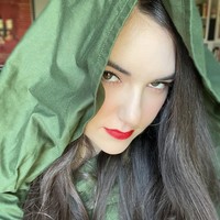 Sasha Grey dikenal sebagai bintang porno yang pernah bikin heboh saat membintangi sebuah film Indonesia. Kini wanita Amerika Serikat tersebut sudah meninggalkan dunia hiburan dewasa dan memilih jalan karier lain. Sasha pun sempat mencoba akting, bermusik, menulis, hingga jadi streamer. Foto: Twitter Sasha Grey