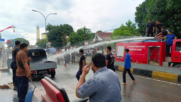 Sebuah pikap terbakar di depan kantor Dinkes Bone, Damkar turun tangan (Dok. Istimewa)