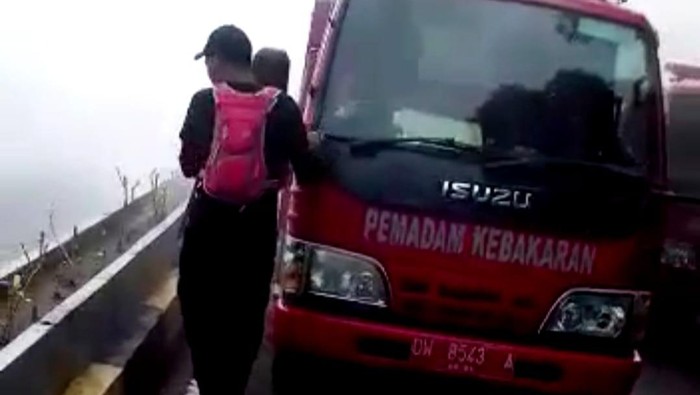 Sebuah pikap terbakar di depan kantor Dinkes Bone, Damkar turun tangan (Dok. Istimewa)