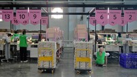 Badan Pusat Statistik (BPS) mencatat produk domestik bruto (PDB) atas dasar harga berlaku (ADHB) sektor pergudangan dan jasa penunjang angkutan, termasuk pos dan kurir mencapai Rp 141,53 triliun pada 2021.