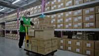 Tampak pekerja menyiapkan barang untuk dikirim di Warehouse Sociolla, Cikupa, Kabupaten Tangerang, Banten. Menurut BPS sektor pergudangan tumbuh 5,03% menjadi Rp 66,38 triliun pada tahun lalu dibanding tahun sebelumnya.