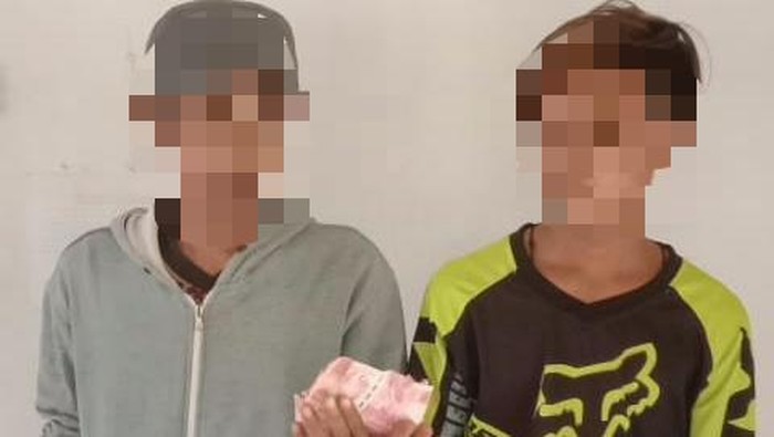 Tiga orang pengedar uang palsu di Desa Sangiang Jaya, Kecamatan Cimarga, Lebak, diamankan Polsek Cimarga. Tiga pria pengedar uang palsu itu berinisial EK (20), VK (16), dan AD (24).
