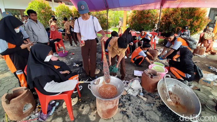 Siswa di Sultra mengolah minyak goreng berbahan kelapa