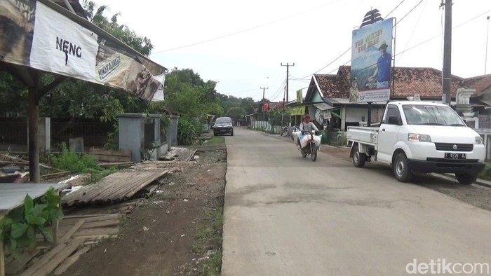 Situasi jalan desa Siluman di Pabuaran, Kabupaten Subang