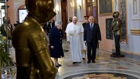 Paus Fransiskus disambut oleh Presiden Malta George Vella dan istrinya Miriam Vella di Istana Grand Master.