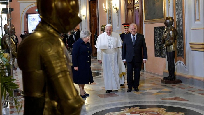 Paus Fransiskus melakukan kunjungan ke Istana Grand Master, Valletta, Malta, Sabtu (2/4). Sejumlah sniper disiagakan di atas istana untuk menjaga kemananan Paus.