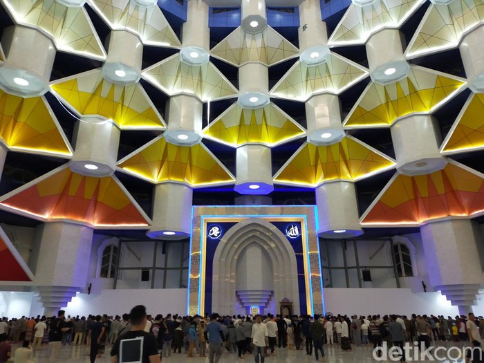 Suasana malam tarawih pertama di Masjid 99 Kubah Makassar