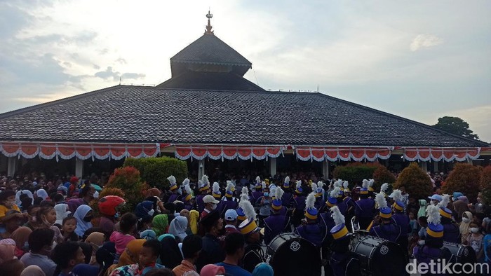 Suasana megengan di Halaman Masjid Agung Demak, Sabtu (2/4/2022) sore.