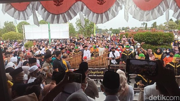 Suasana megengan di Halaman Masjid Agung Demak, Sabtu (2/4/2022) sore.