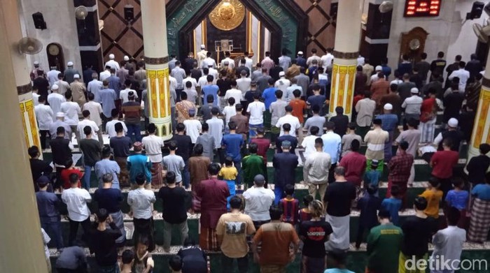 Suasana salat tarawih di Masjid  Agung Ciamis Suasana salat tarawih di Masjid  Agung Ciamis
