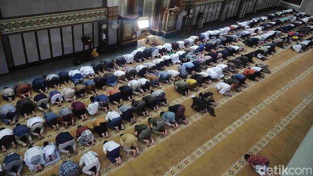 Suasana salat tarawih di Masjid Agung Cianjur